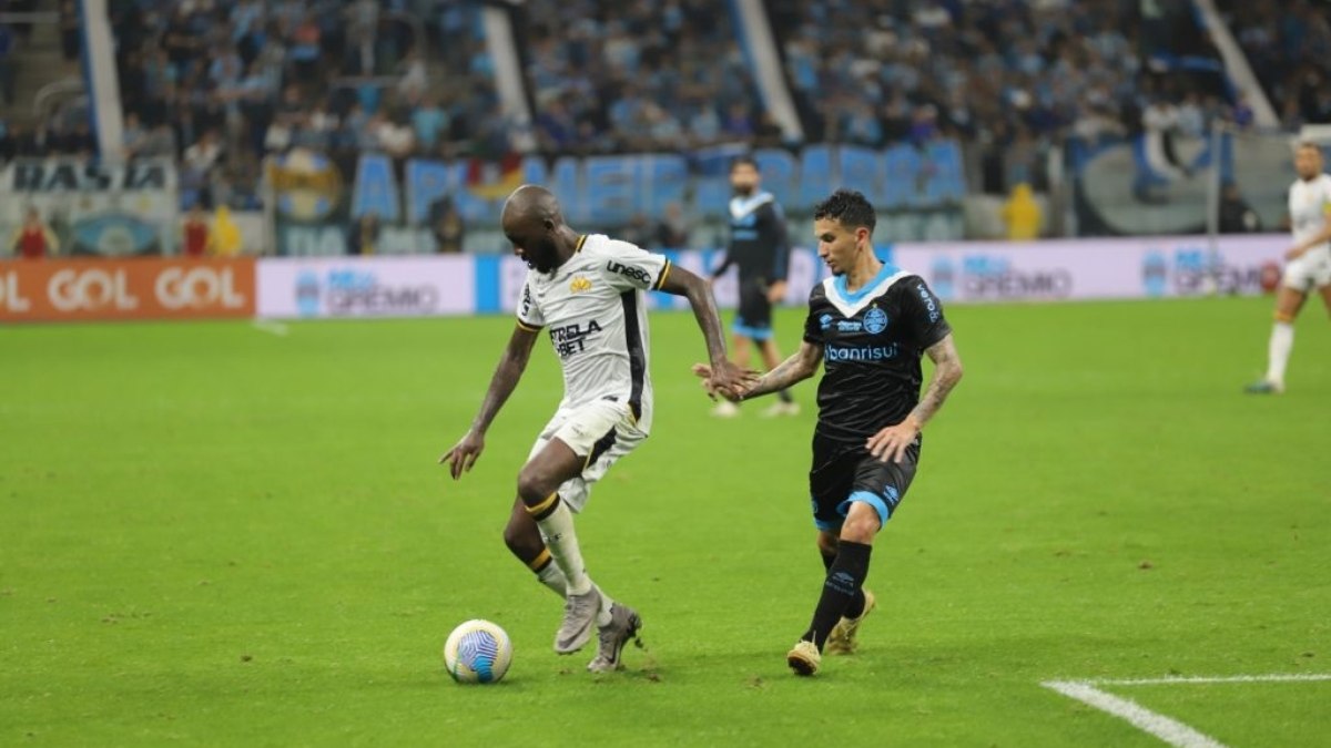 Ao ENM, Allano valoriza entrega do Criciúma na vitória sobre o Grêmio Ao ENM, Allano valoriza entrega do Criciúma na vitória sobre o Grêmio