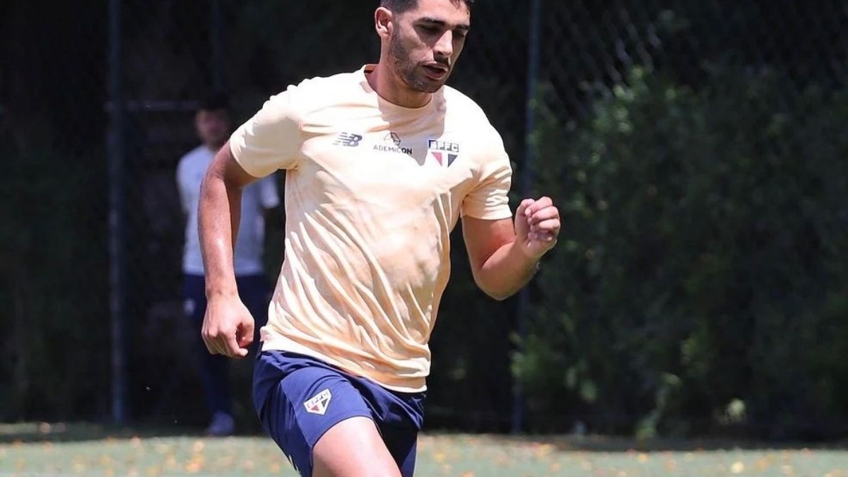 Michel Araújo sofre lesão no joelho em treino e vira desfalque para clássico Majestoso Michel Araújo sofre lesão no joelho em treino e vira desfalque para clássico Majestoso