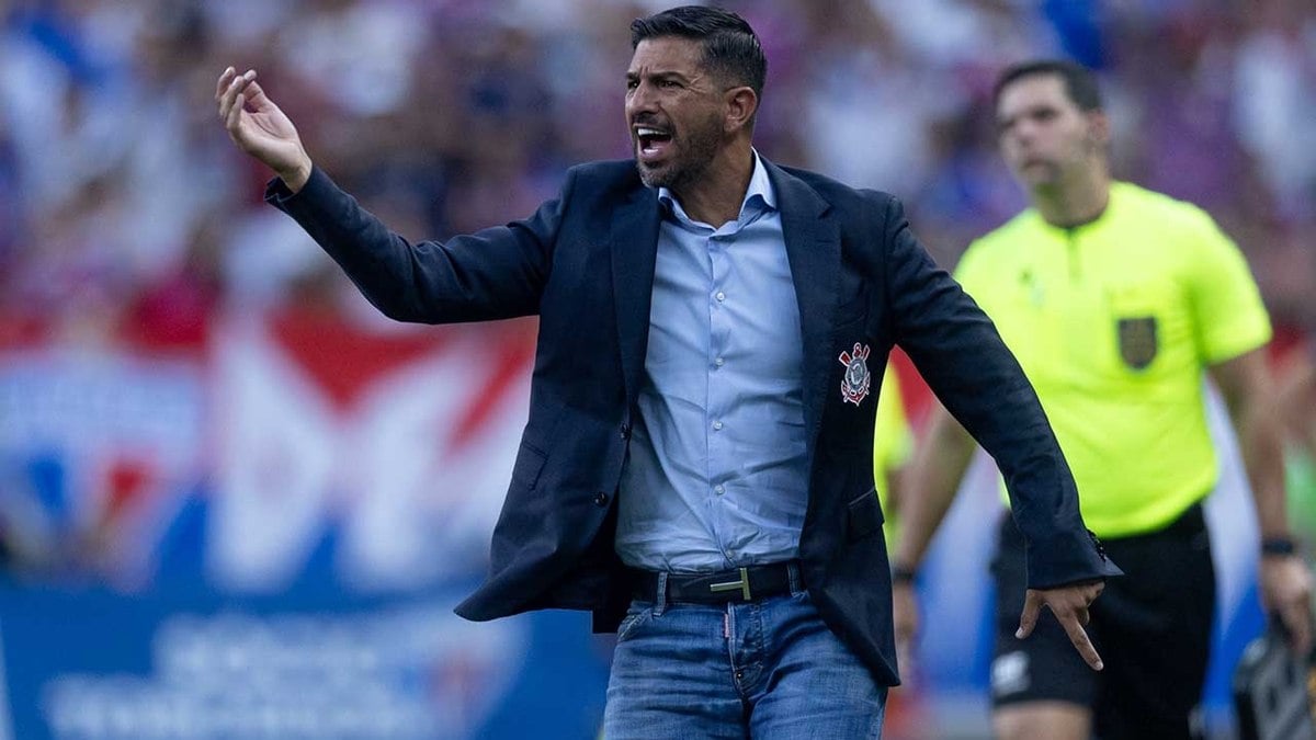 Associação de árbitros repudia fala de auxiliar do Corinthians: ‘Prejudica o futebol’ Associação de árbitros repudia fala de auxiliar do Corinthians: ‘Prejudica o futebol’