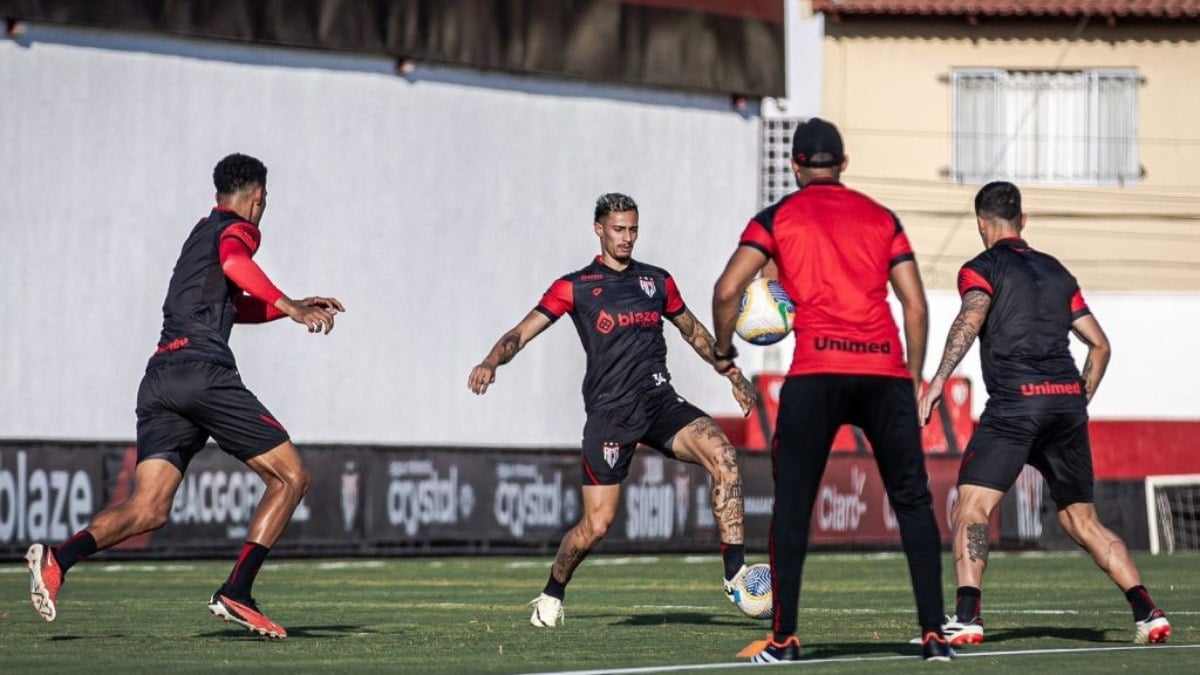 Louzer começou a delinear o possível time titular para o confronto no estádio Antônio Accioly Louzer começou a delinear o possível time titular para o confronto no estádio Antônio Accioly