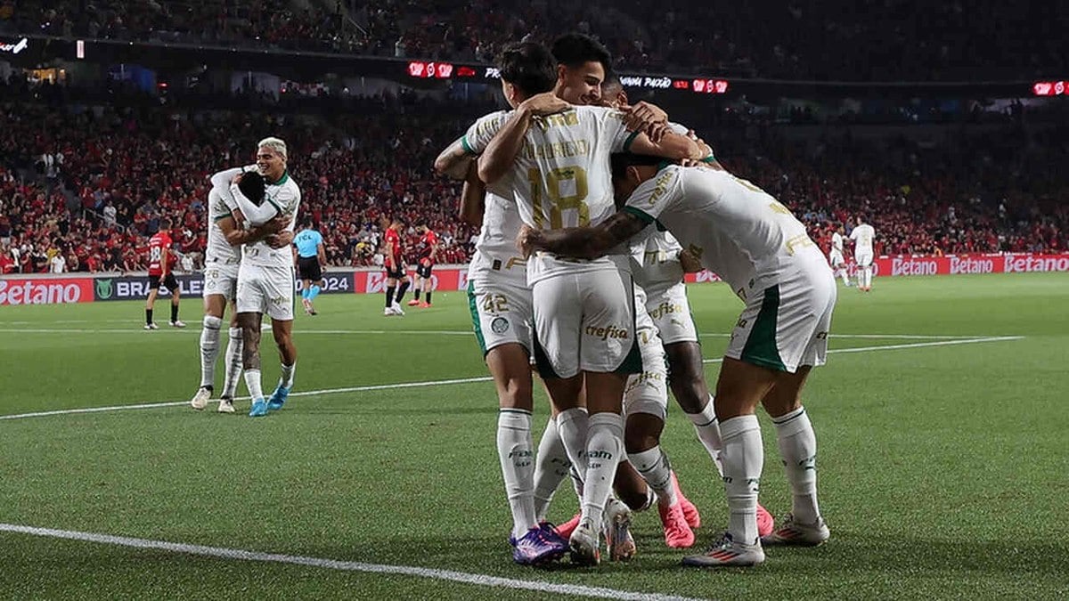 Palmeiras faz o Furacão virar brisa e toma o terceiro lugar do Fla Palmeiras faz o Furacão virar brisa e toma o terceiro lugar do Fla