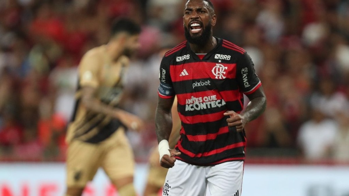 Flamengo bate Atlético-PR e volta a vencer no Brasileirão Flamengo bate Atlético-PR e volta a vencer no Brasileirão
