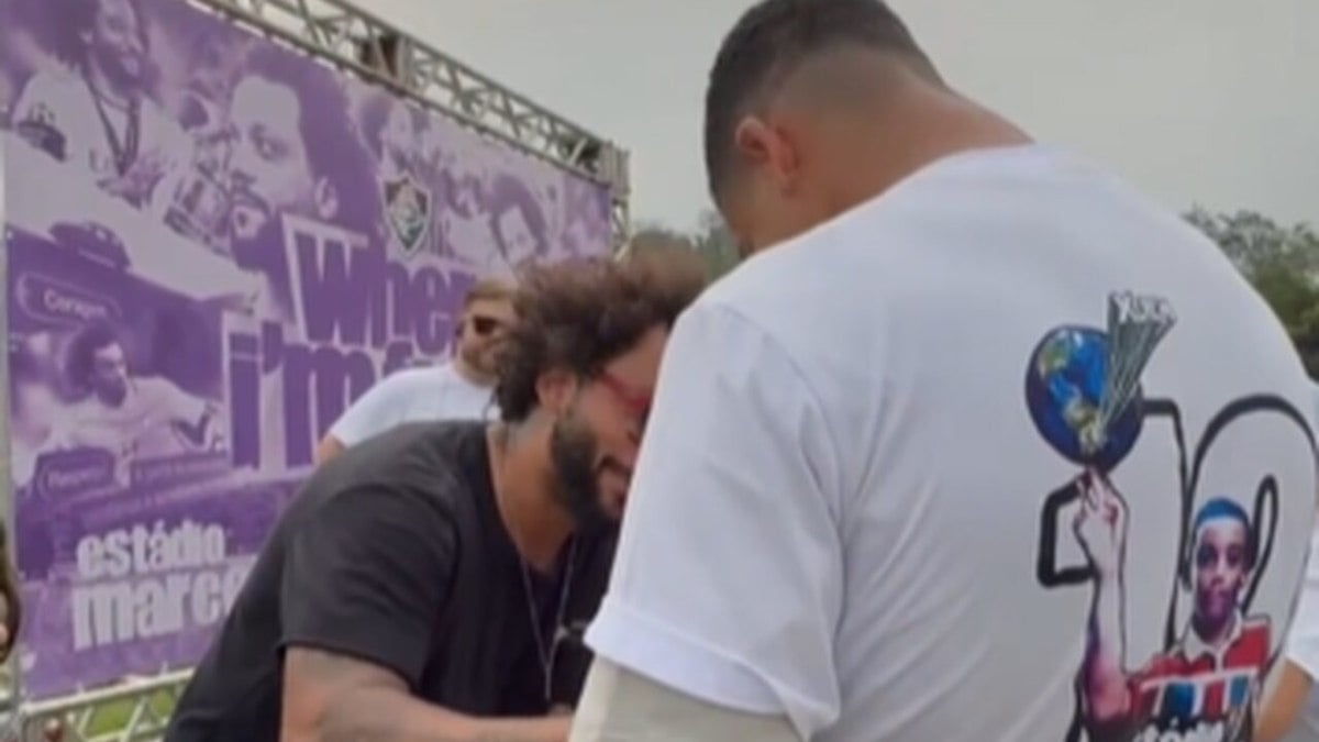 Kauã Elias ganha autógrafo de Marcelo em evento do Fluminense Kauã Elias ganha autógrafo de Marcelo em evento do Fluminense