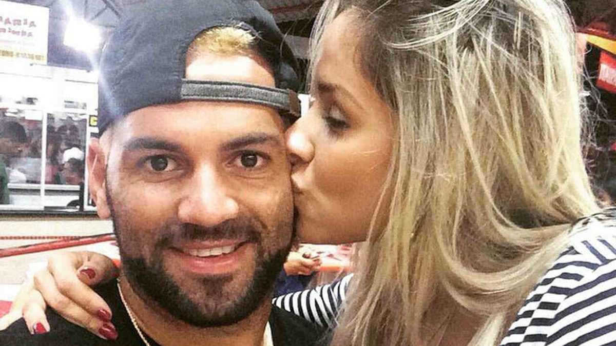 Ex-panicat expõe diversas traições em antigo namoro com jogador do Palmeiras Ex-panicat expõe diversas traições em antigo namoro com jogador do Palmeiras