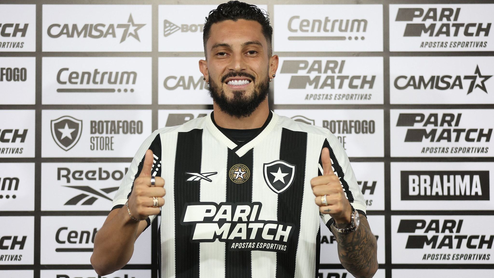 Alex Telles é apresentado com a 13 do Botafogo e revela: “Escolhi estar aqui” Alex Telles é apresentado com a 13 do Botafogo e revela: “Escolhi estar aqui”