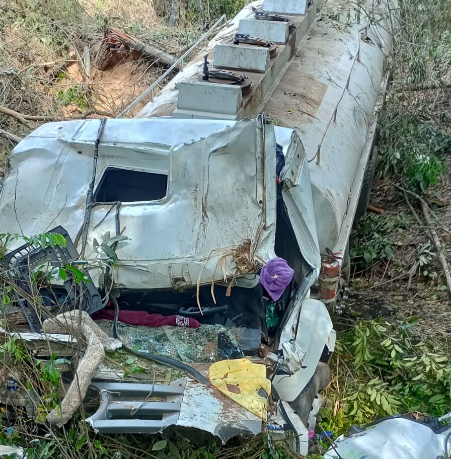 Bombeiros resgatam motorista preso em cabine de caminhão Bombeiros resgatam motorista preso em cabine de caminhão