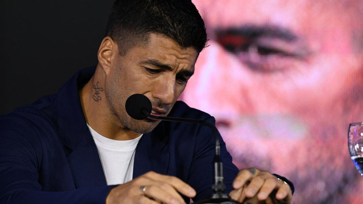 Emocionado, Suárez anuncia aposentadoria da seleção do Uruguai Emocionado, Suárez anuncia aposentadoria da seleção do Uruguai