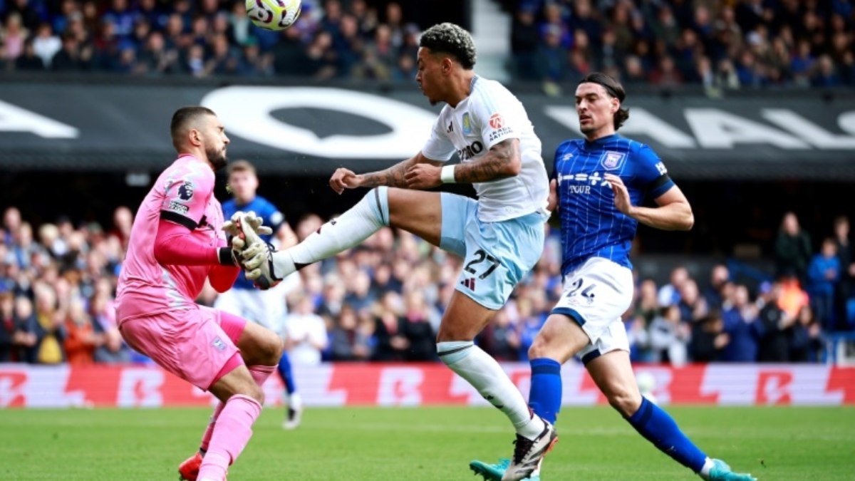 Aston Villa tropeça com Ipswich; United é atropelado em casa pelo Tottenham Aston Villa tropeça com Ipswich; United é atropelado em casa pelo Tottenham