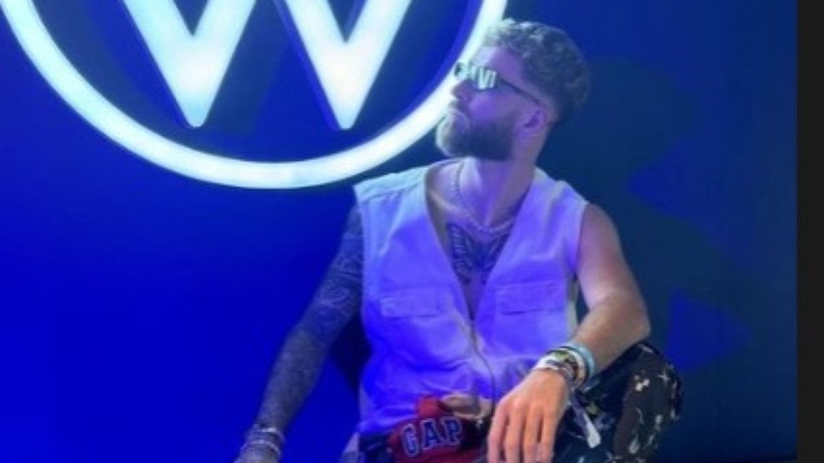 Jogador do Flamengo impressiona no Rock in Rio com joia de luxo Jogador do Flamengo impressiona no Rock in Rio com joia de luxo