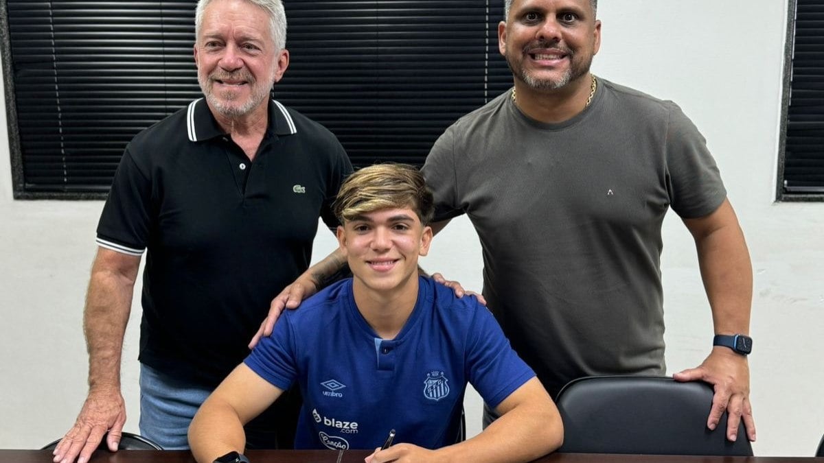 Promessa do Santos assina o primeiro contrato profissional com o clube Promessa do Santos assina o primeiro contrato profissional com o clube