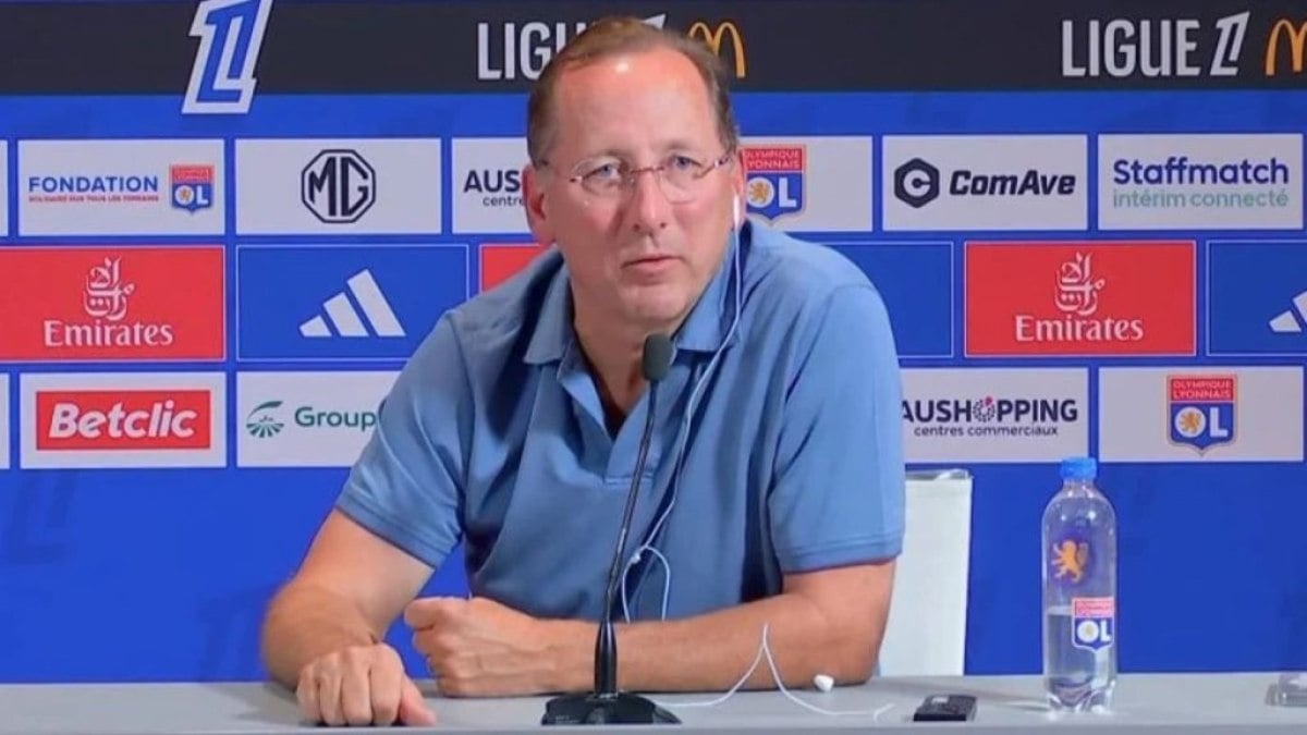 Textor explica crise financeira do Lyon e afirma que comprará Everton com os próprios recursos Textor explica crise financeira do Lyon e afirma que comprará Everton com os próprios recursos