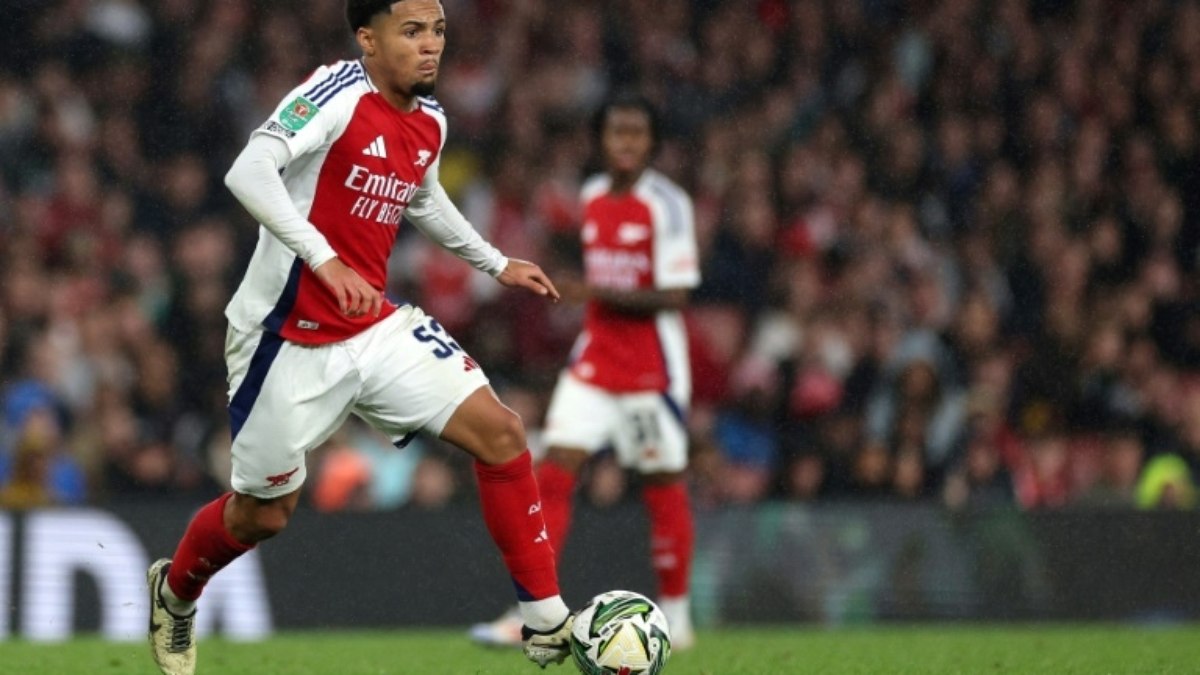Arsenal e Liverpool goleiam e avançam na Copa da Liga Inglesa Arsenal e Liverpool goleiam e avançam na Copa da Liga Inglesa