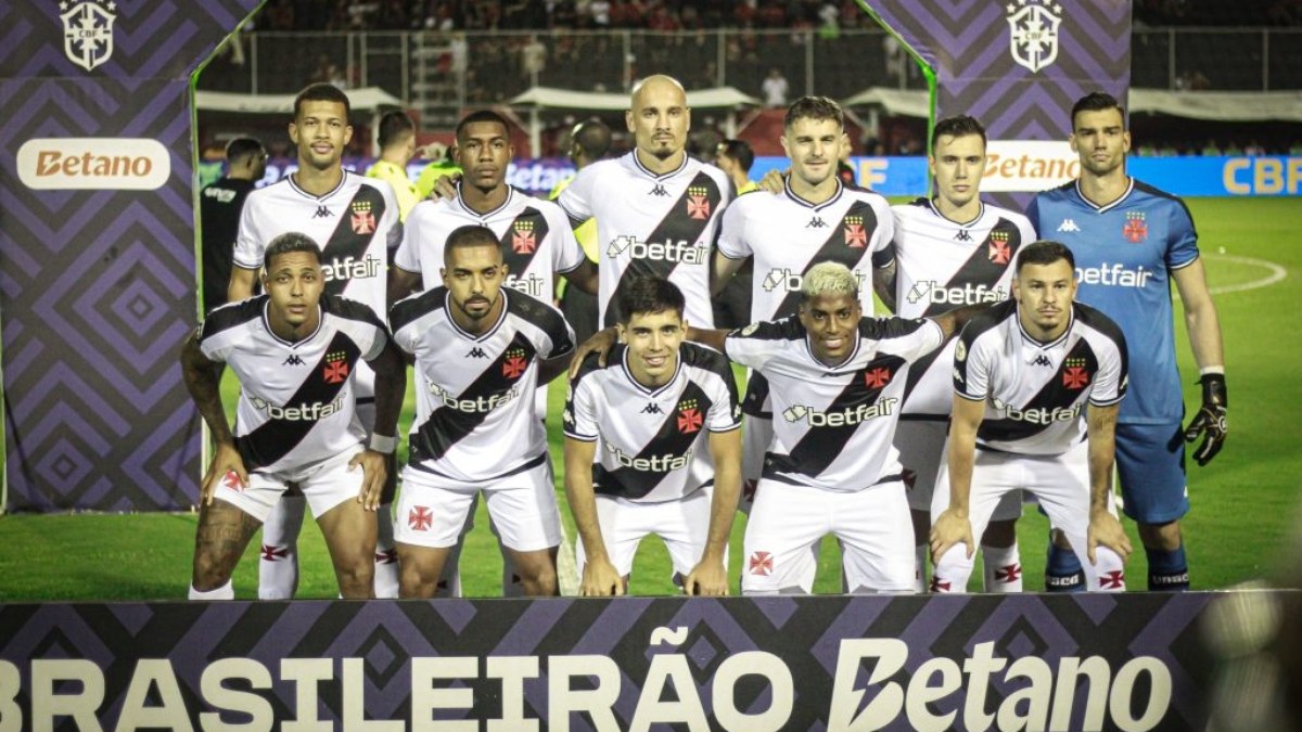 Vasco fecha a janela sem contratar zagueiro, mas ainda busca jogadores livres no mercado Vasco fecha a janela sem contratar zagueiro, mas ainda busca jogadores livres no mercado