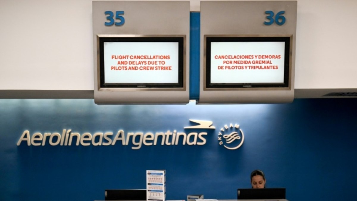 Governo argentino obriga linhas aéreas a garantirem 50% do serviço durante greves no país Governo argentino obriga linhas aéreas a garantirem 50% do serviço durante greves no país