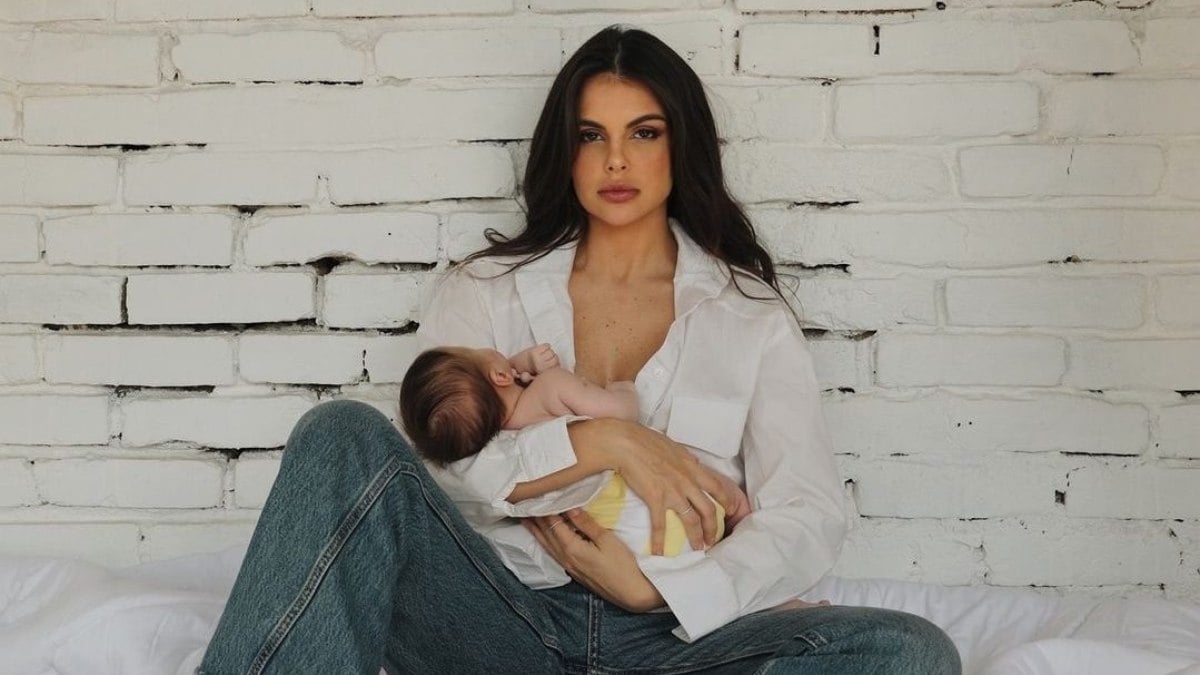 Amanda Kimberlly diz que parou de amamentar Helena, filha com Neymar, no 1º mês Amanda Kimberlly diz que parou de amamentar Helena, filha com Neymar, no 1º mês