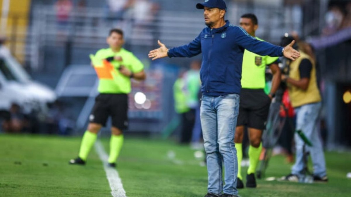 Alexandre Mendes, substituindo Renato Gaúcho, punido pelo STJD, defende jogadores do Grêmio Alexandre Mendes, substituindo Renato Gaúcho, punido pelo STJD, defende jogadores do Grêmio