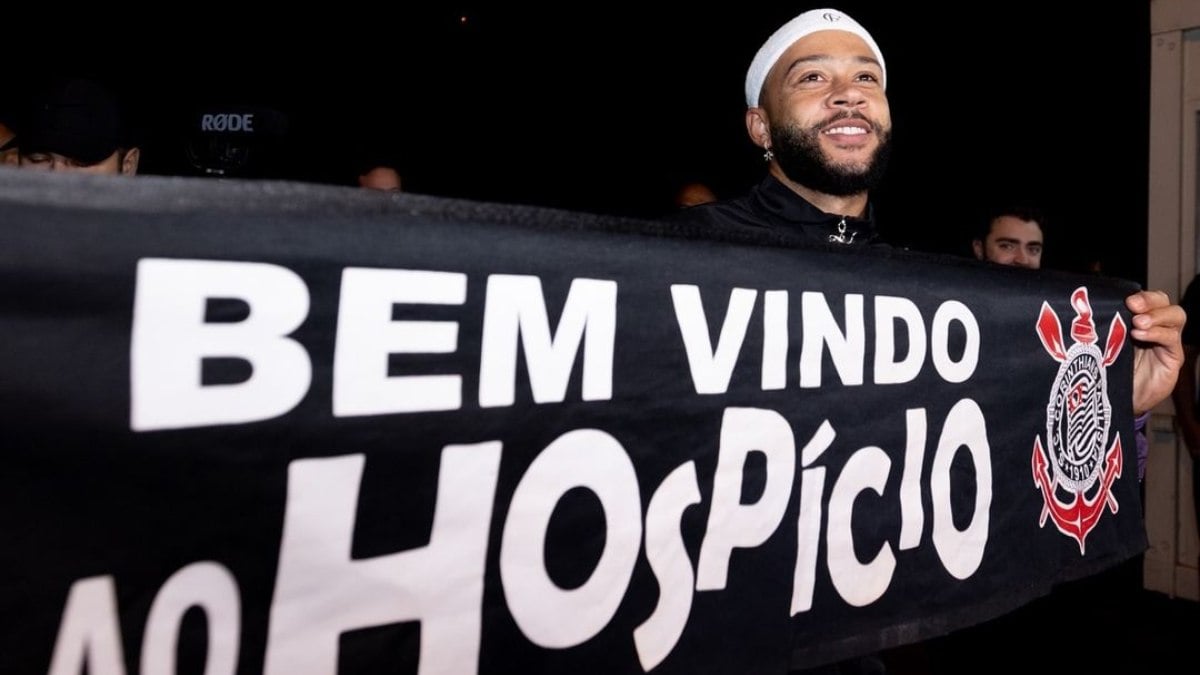 Reforço do Corinthians, Memphis é recebido com festa dos torcedores; assista Reforço do Corinthians, Memphis é recebido com festa dos torcedores; assista