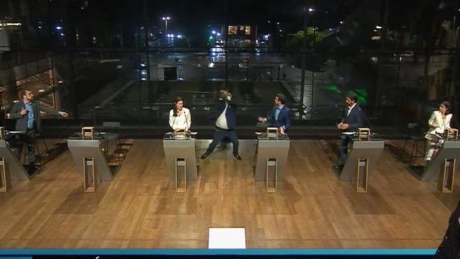 Novo ângulo aberto mostra Datena deixando púlpito e atacando Marçal com cadeira Novo ângulo aberto mostra Datena deixando púlpito e atacando Marçal com cadeira