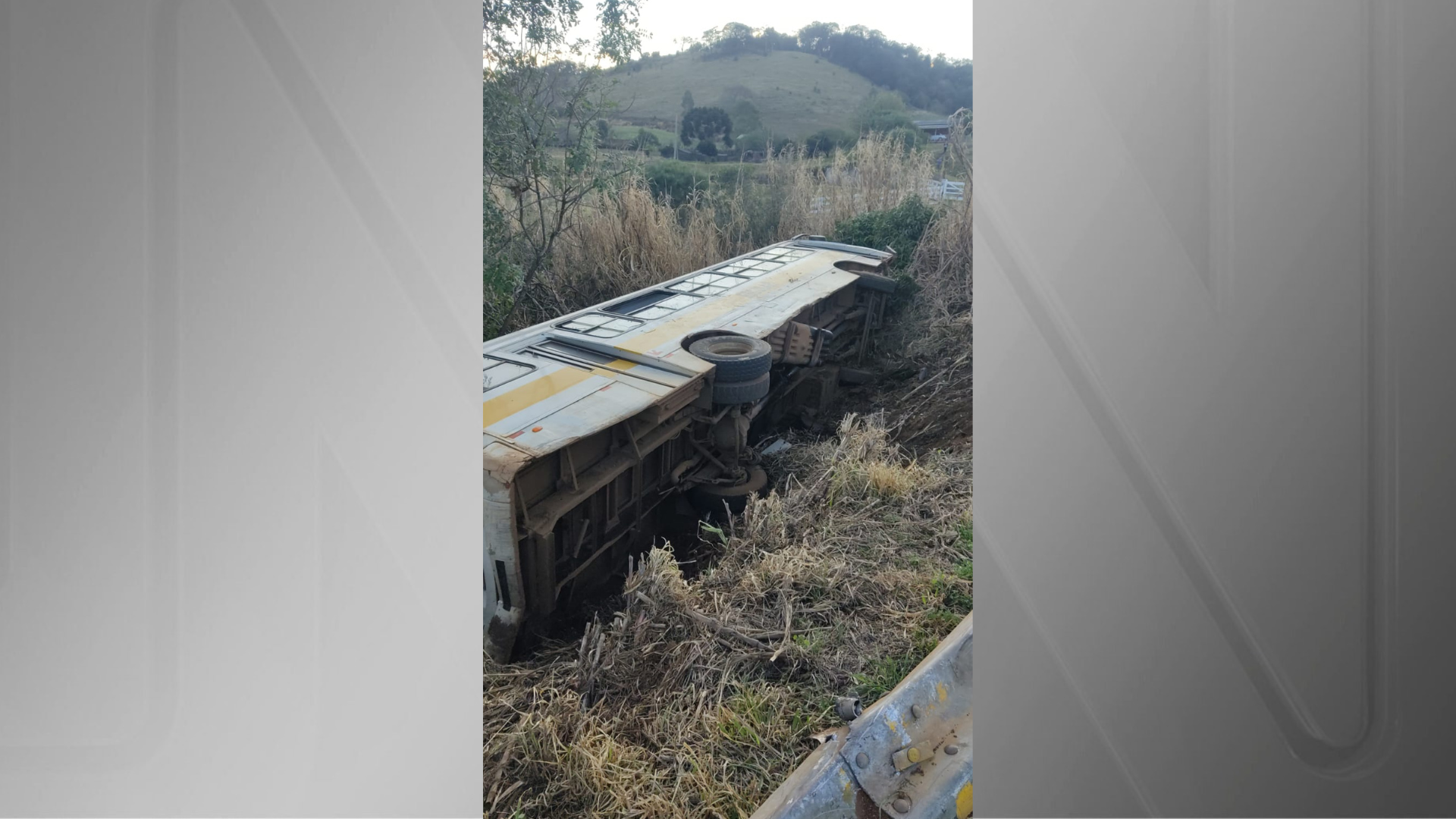 Ônibus com mais de 20 crianças tomba em barranco na BR-277 (PR) Ônibus com mais de 20 crianças tomba em barranco na BR-277 (PR)