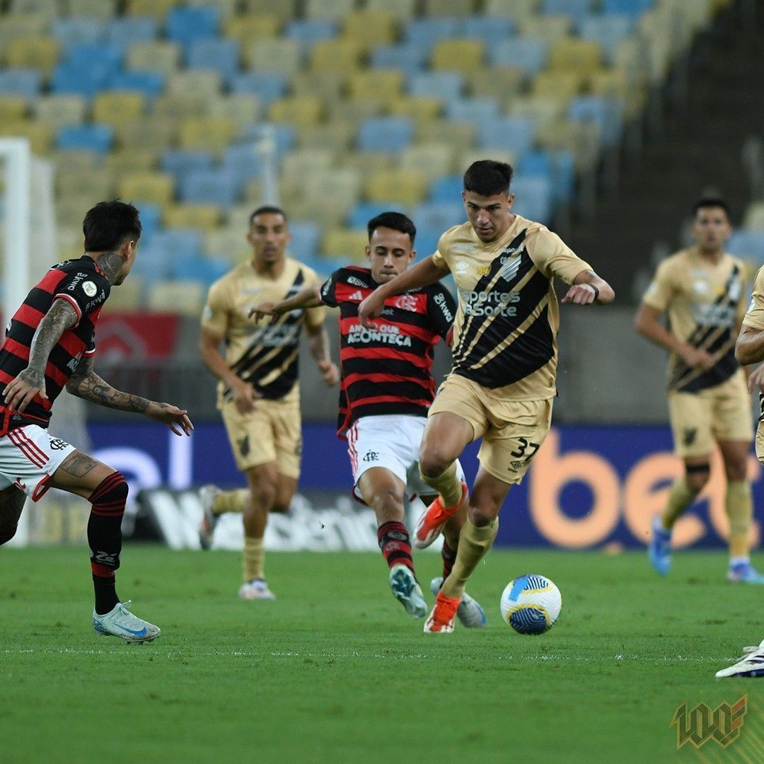 Em jogo marcado por protestos, Flamengo vence Athletico-PR com gol no final Em jogo marcado por protestos, Flamengo vence Athletico-PR com gol no final