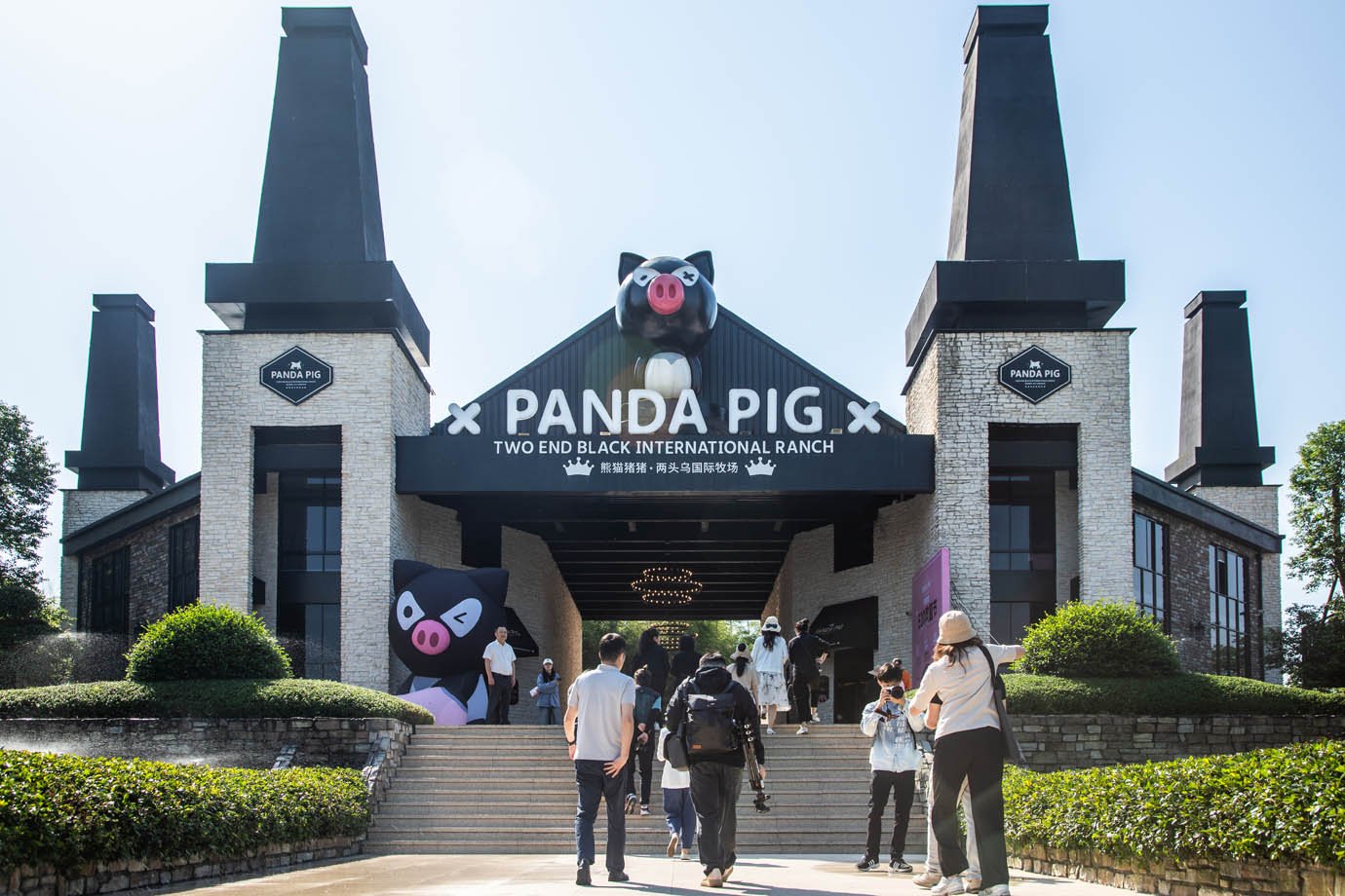 Conheça a "Disney de Jinhua", na China, onde o Mickey é o porco panda e um quarto custa R$ 7 mil Conheça a "Disney de Jinhua", na China, onde o Mickey é o porco panda e um quarto custa R$ 7 mil