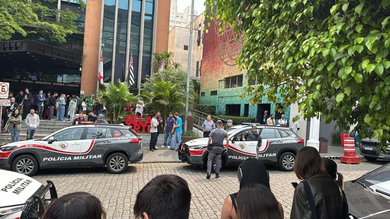 Vídeo: PM é acionada após tiroteio em frente à universidade Belas Artes em SP Vídeo: PM é acionada após tiroteio em frente à universidade Belas Artes em SP