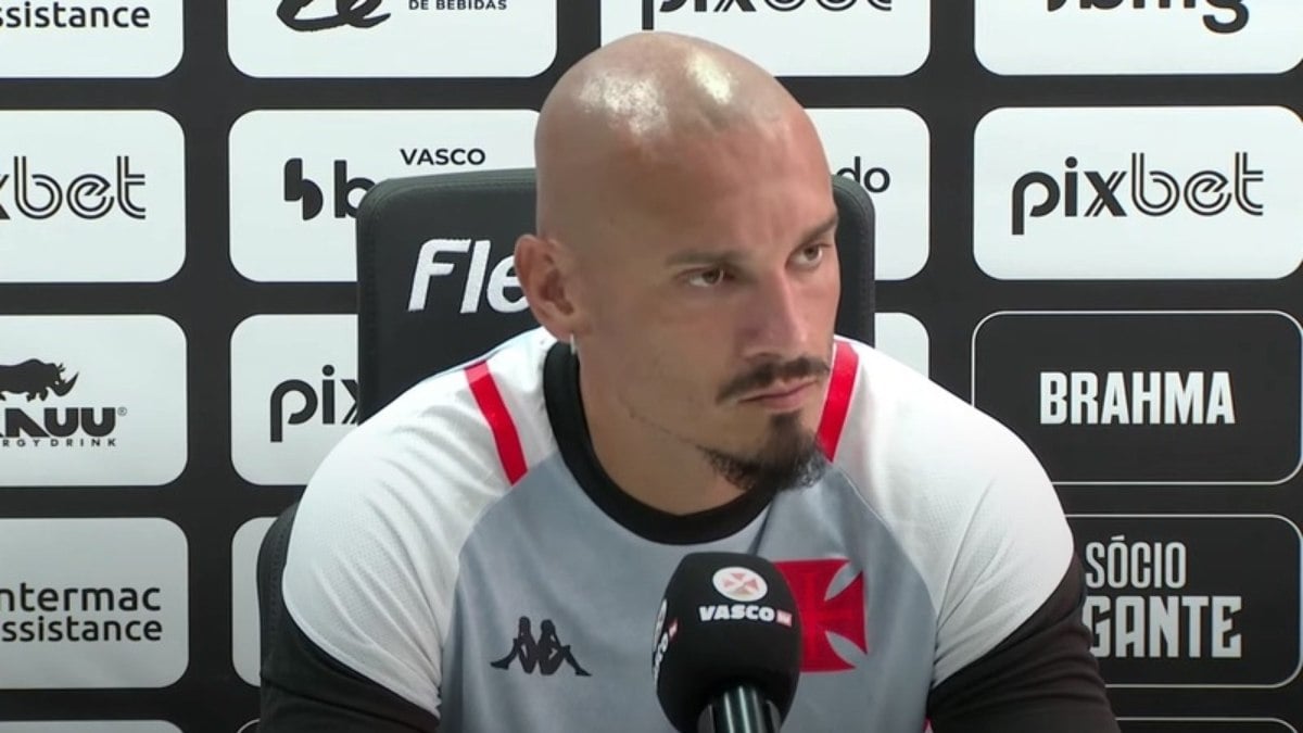 Maicon brinca sobre ter levado pontos no nariz após classificação do Vasco Maicon brinca sobre ter levado pontos no nariz após classificação do Vasco
