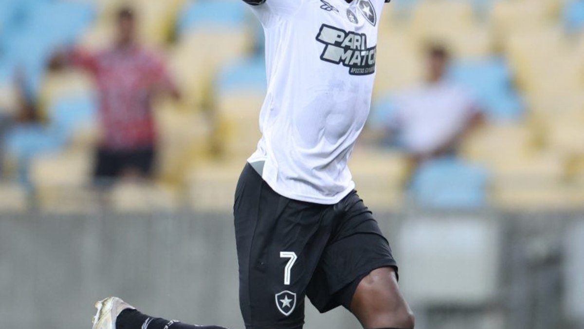 John e Luiz Henrique são destaques da vitória no clássico; veja as notas John e Luiz Henrique são destaques da vitória no clássico; veja as notas