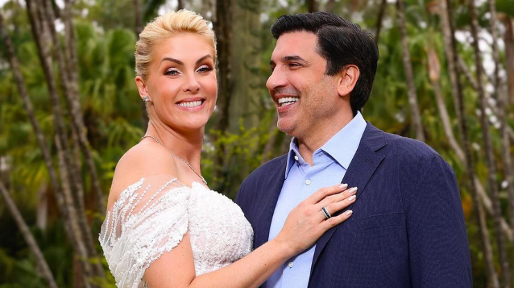 Ana Hickmann oficializa noivado usando vestido de mais de 100 mil pérolas; veja Ana Hickmann oficializa noivado usando vestido de mais de 100 mil pérolas; veja