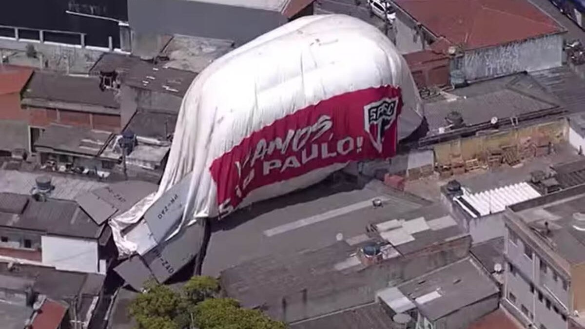 Dirigível do São Paulo cai em Osasco, assusta moradores e deixa feridos; assista Dirigível do São Paulo cai em Osasco, assusta moradores e deixa feridos; assista