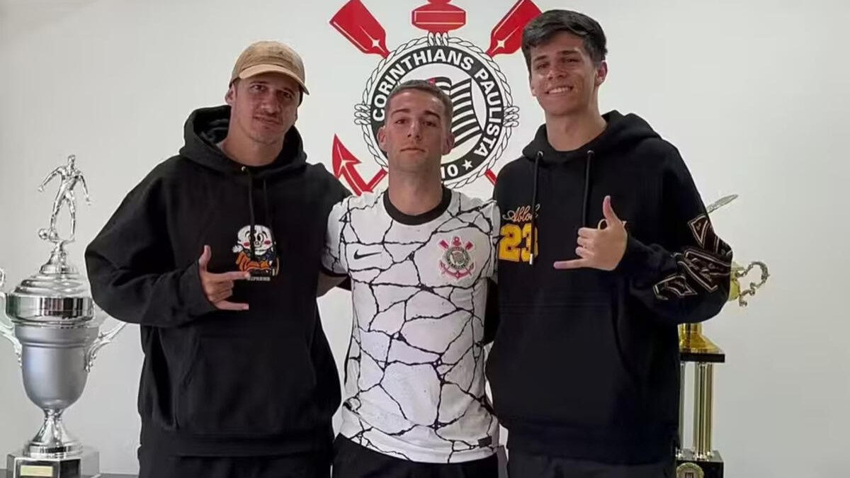 Corinthians contrata ex-Roma para a base com multa de R$ 250 milhões Corinthians contrata ex-Roma para a base com multa de R$ 250 milhões