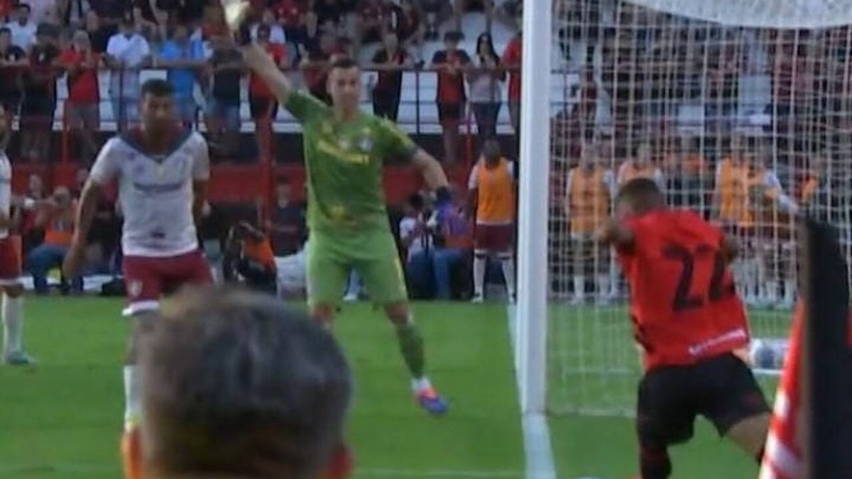 Antônio Carlos detona arbitragem após derrota do Fluminense: ‘Erro grotesco’ Antônio Carlos detona arbitragem após derrota do Fluminense: ‘Erro grotesco’