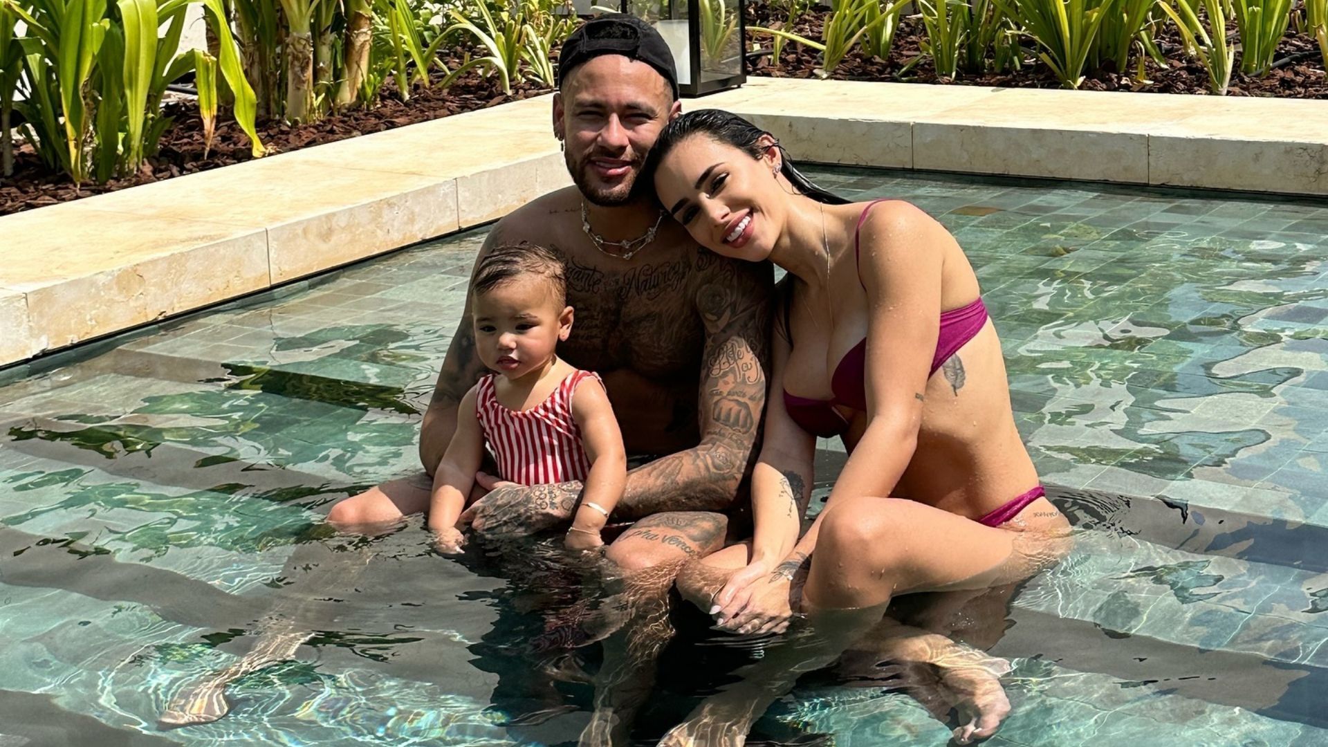 Bruna Biancardi e Neymar abrem álbum de fotos com Mavie em Dubai Bruna Biancardi e Neymar abrem álbum de fotos com Mavie em Dubai