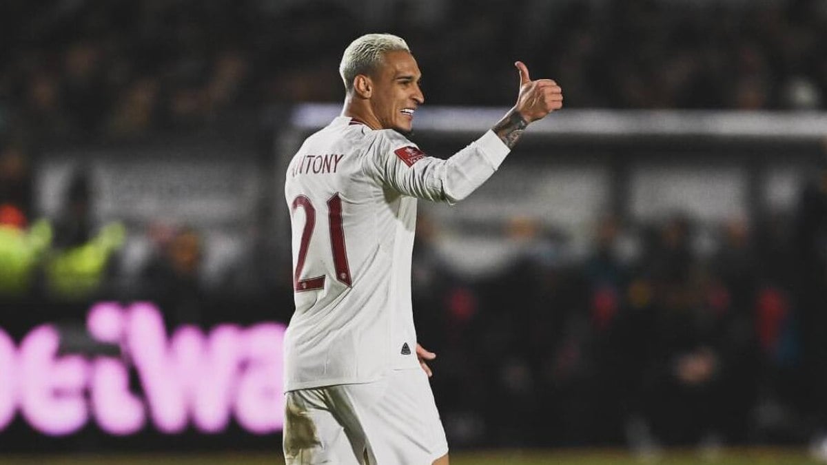 Antony toma decisão após receber sondagem de clube treinado por Mourinho Antony toma decisão após receber sondagem de clube treinado por Mourinho