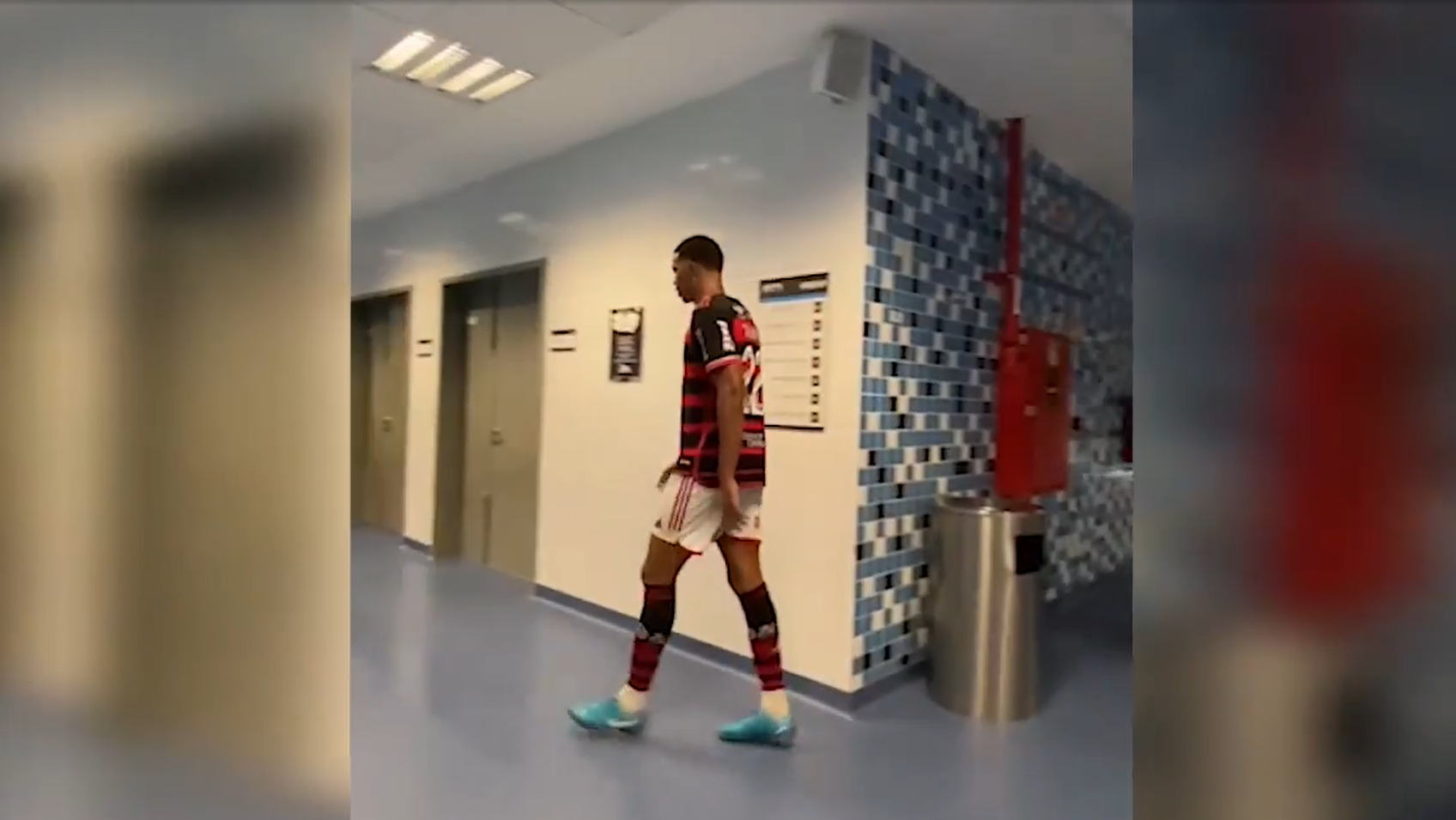 Carlinhos é expulso em Grêmio x Flamengo e dá soco em VAR; assista Carlinhos é expulso em Grêmio x Flamengo e dá soco em VAR; assista