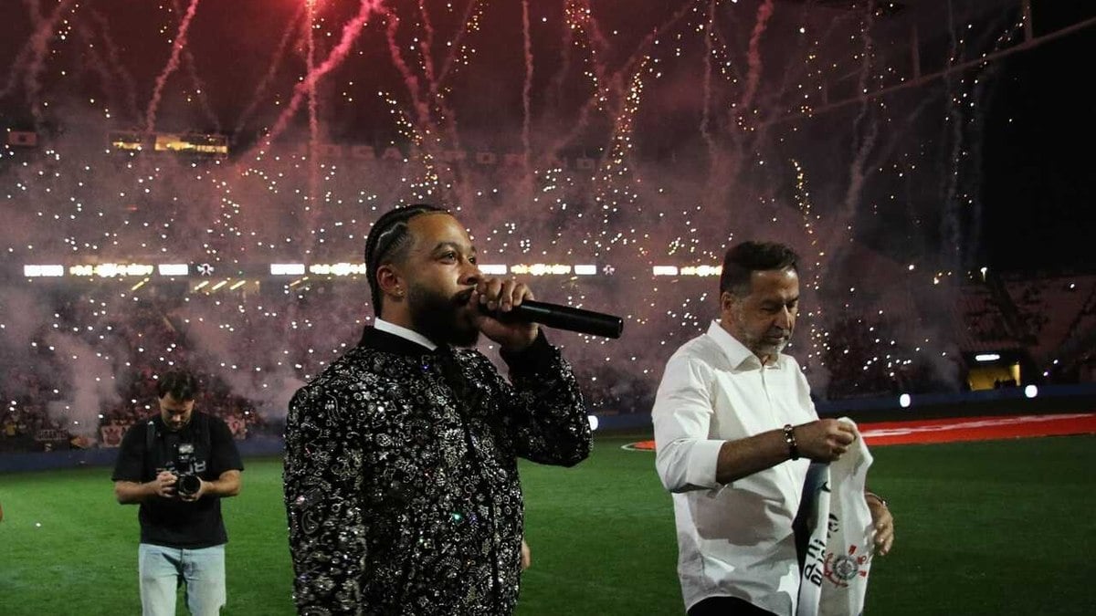 Ídolo do Corinthians publica foto com Depay e brinca: ‘Já ensinei’ Ídolo do Corinthians publica foto com Depay e brinca: ‘Já ensinei’