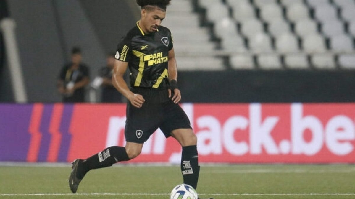 Textor afirma que Almada e Adryelson vão para o Lyon em 2025 Textor afirma que Almada e Adryelson vão para o Lyon em 2025