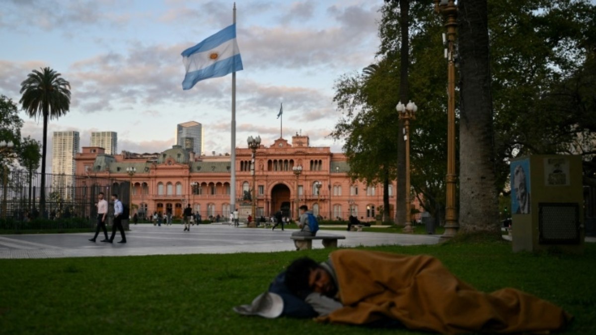 Pobreza dispara e atinge metade da população da Argentina Pobreza dispara e atinge metade da população da Argentina