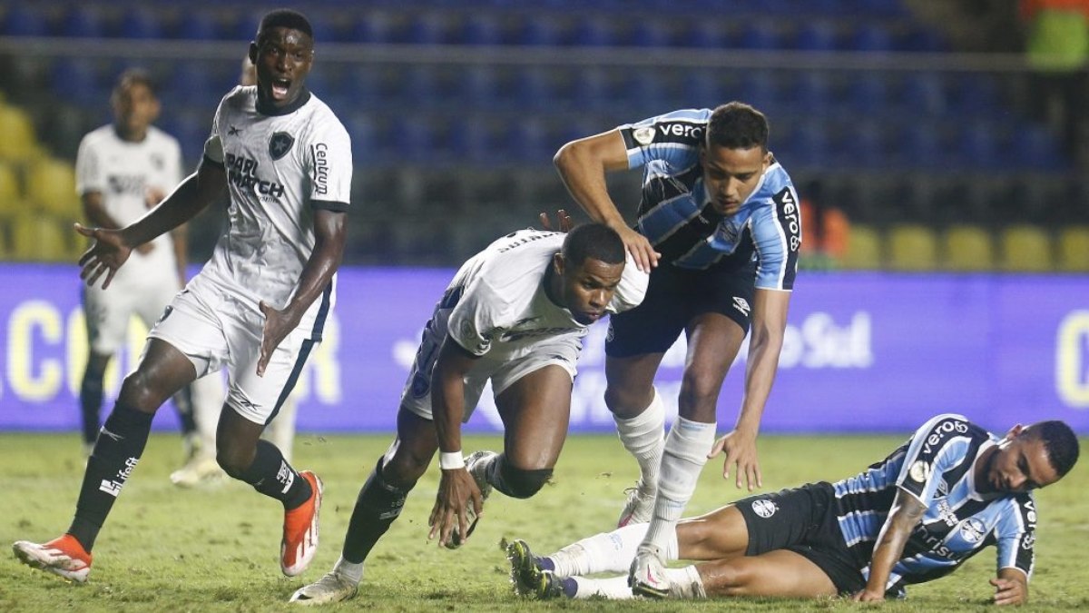 Botafogo enfrenta Grêmio visando manter vantagem na liderança do Brasileirão Botafogo enfrenta Grêmio visando manter vantagem na liderança do Brasileirão