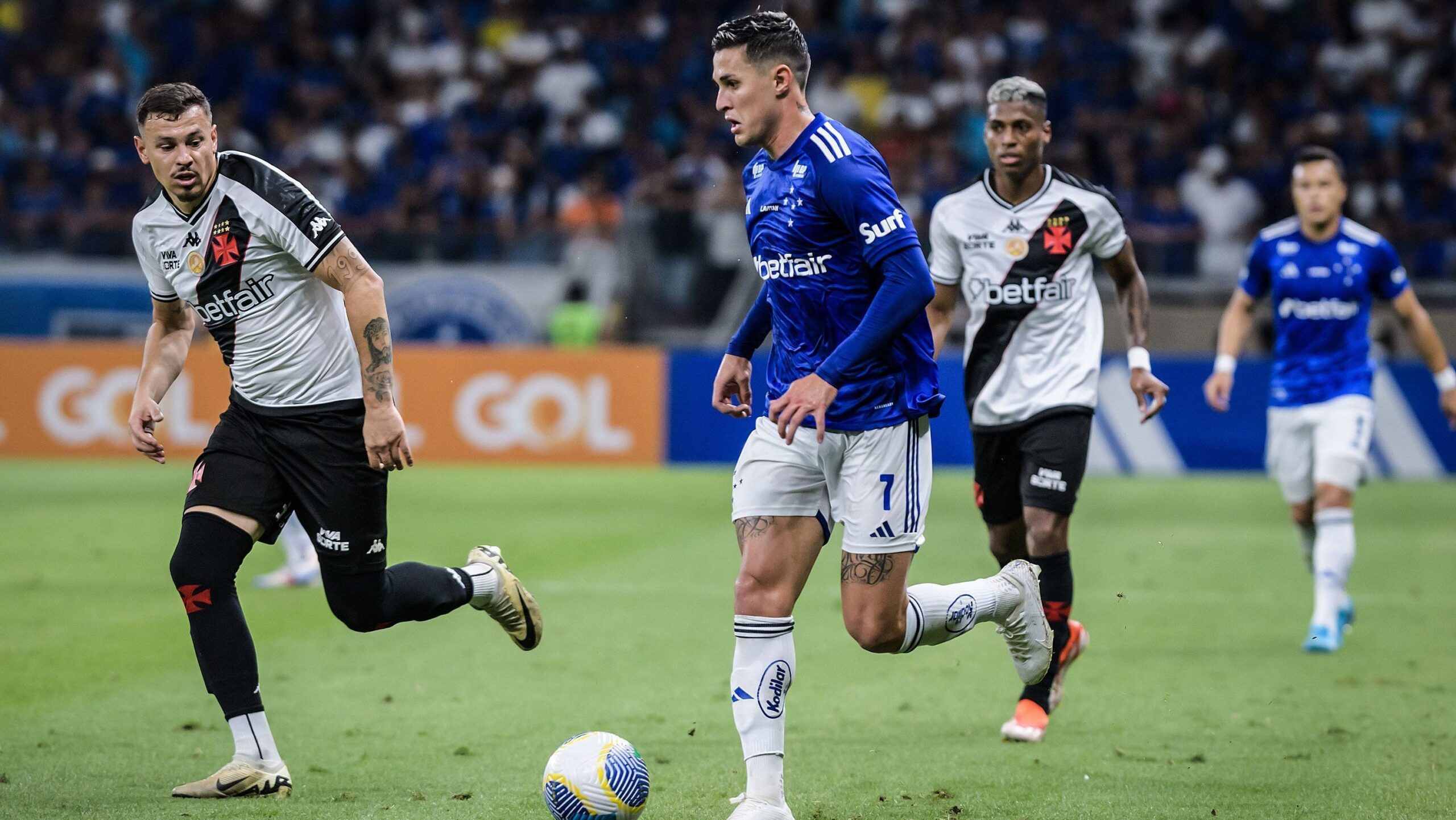 Em duelo equilibrado, Cruzeiro e Vasco empatam no Mineirão Em duelo equilibrado, Cruzeiro e Vasco empatam no Mineirão