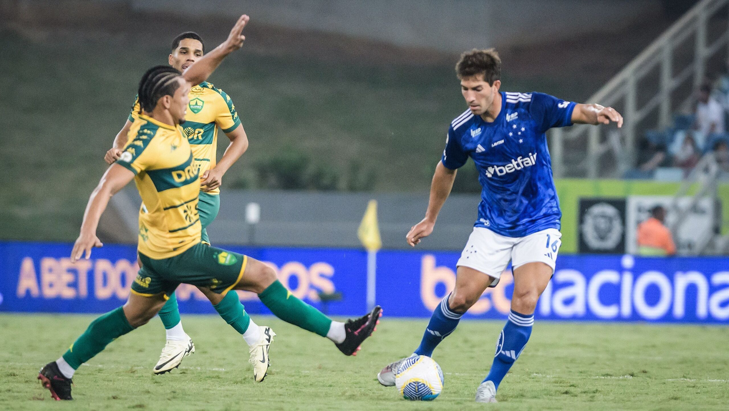Cuiabá e Cruzeiro empatam sem gols pelo Brasileirão Cuiabá e Cruzeiro empatam sem gols pelo Brasileirão