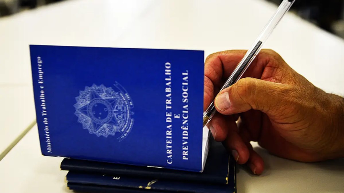 Desemprego cai a 6,6% em agosto, menor taxa da série histórica para o trimestre Desemprego cai a 6,6% em agosto, menor taxa da série histórica para o trimestre