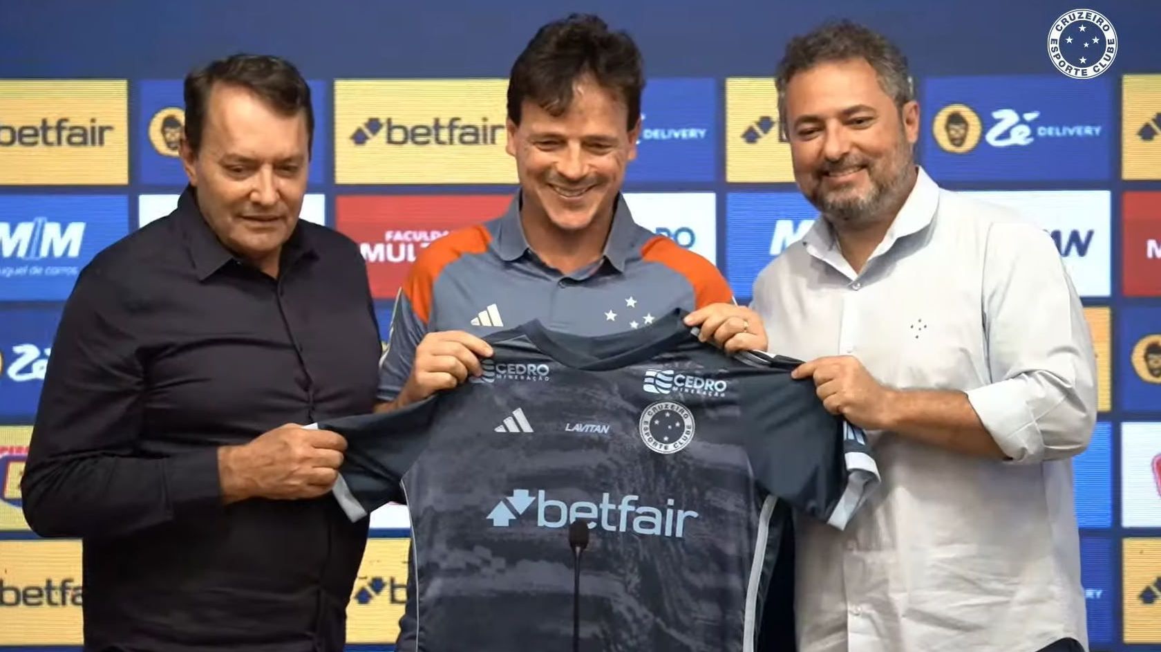Diniz diz confiar em Cássio para jogar com os pés: “Ele tem o estímulo“ Diniz diz confiar em Cássio para jogar com os pés: “Ele tem o estímulo“