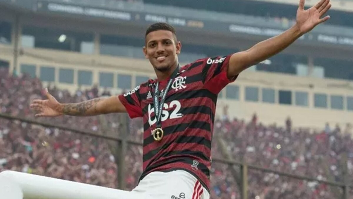 Vinicius Souza, namorado de Anitta, é pai e teve casamento meteórico após passagem pelo Flamengo Vinicius Souza, namorado de Anitta, é pai e teve casamento meteórico após passagem pelo Flamengo