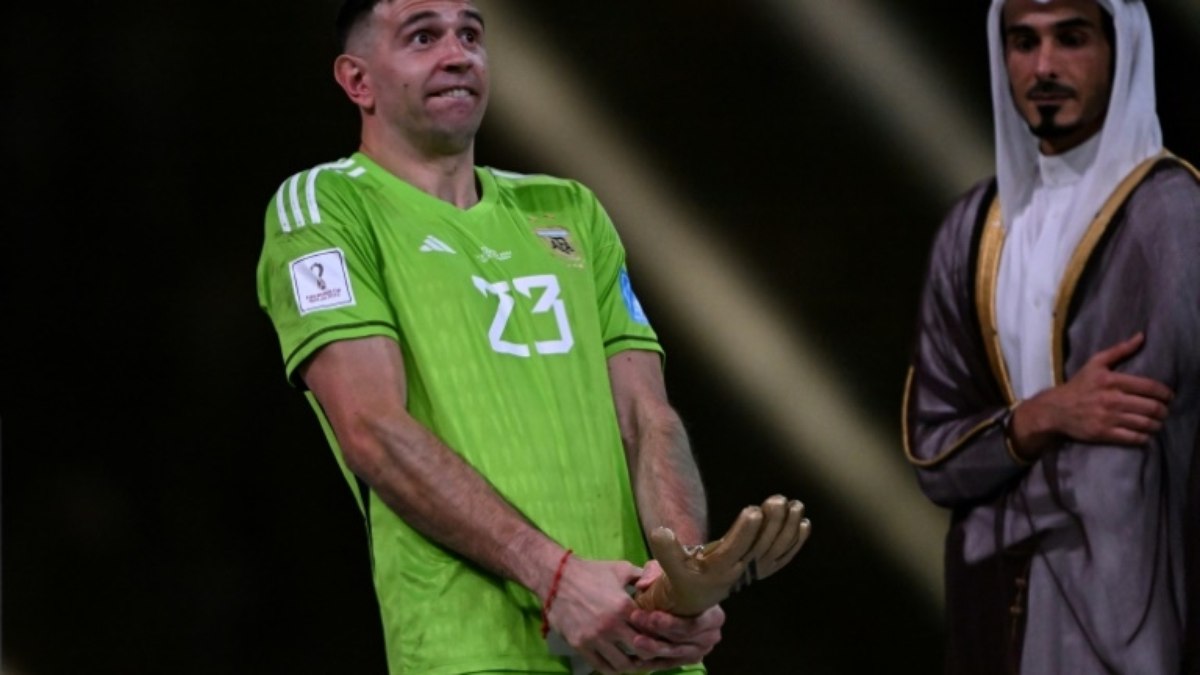 Fifa suspende Dibu Martínez por 2 jogos por ‘comportamento ofensivo’ Fifa suspende Dibu Martínez por 2 jogos por ‘comportamento ofensivo’
