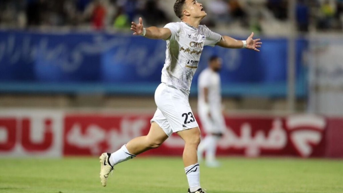 Nome de passagem pelo Corinthians estreia com gol na Ásia