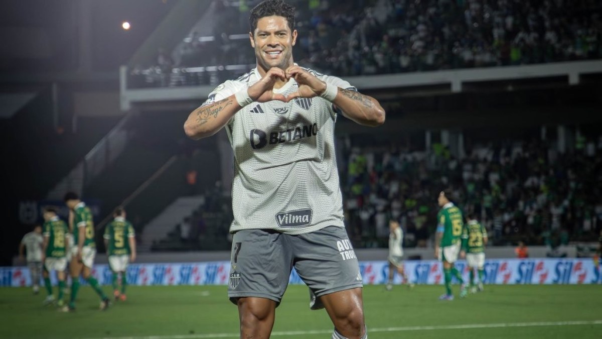 Hulk marca golaço de falta mas lateral e meio-campista cometem pênaltis em derrota do Atlético-MG no Campeonato Brasileiro Hulk marca golaço de falta mas lateral e meio-campista cometem pênaltis em derrota do Atlético-MG no Campeonato Brasileiro