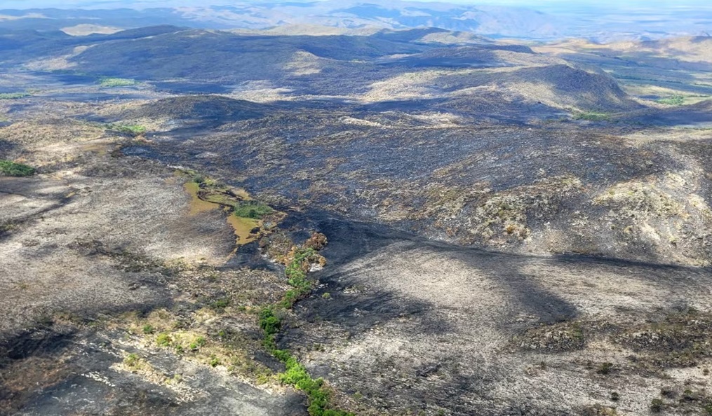 Fogo atingiu 10 mil hectares na Chapada dos Veadeiros Fogo atingiu 10 mil hectares na Chapada dos Veadeiros