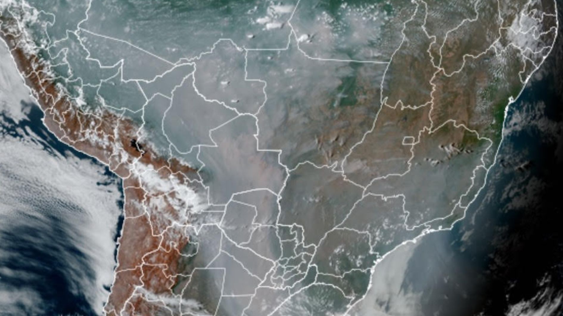 Brasil está coberto por “enorme nuvem de fumaça”, afirma Climatempo Brasil está coberto por “enorme nuvem de fumaça”, afirma Climatempo