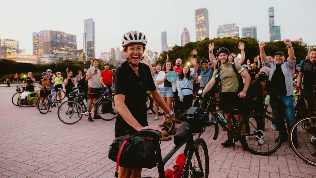 Guinness: ciclista quebra recorde de mais rápida a cruzar o mundo pedalando Guinness: ciclista quebra recorde de mais rápida a cruzar o mundo pedalando
